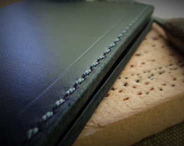 Чим обробляти краї шкіри, щоб виріб виглядав професійно