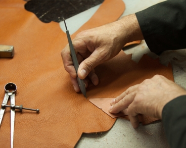 Як правильно різати шкіру, щоб не зіпсувати дорогий матеріал