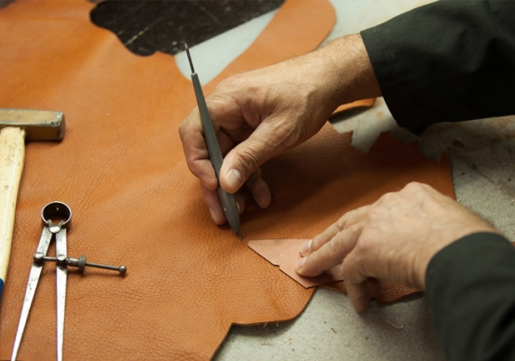 Як правильно різати шкіру, щоб не зіпсувати дорогий матеріал