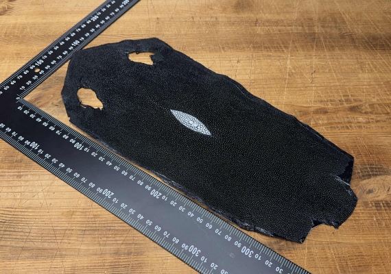 Скат 35х14 см черный не шлифованный с глазком