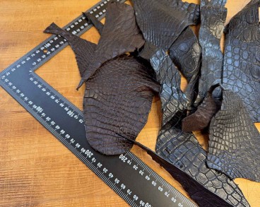 Обрезки крокодила темного цвета 200 г