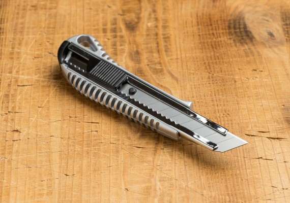Канцелярский нож для резки кожи 6902 металл Германия